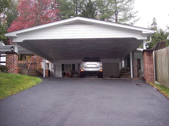 2 car garage/8 car carport