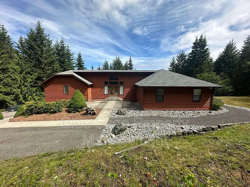 4 bed, 3.0 bath, 3700 sqft, $3,250 — Photo 4