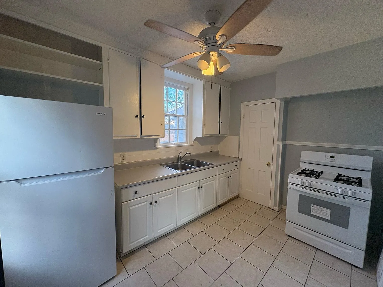 3 bed, 1.5 bath, 1350 sqft, $1,750 — Photo 3