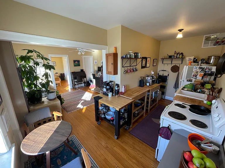 137 E Chestnut St #3 — Photo 2