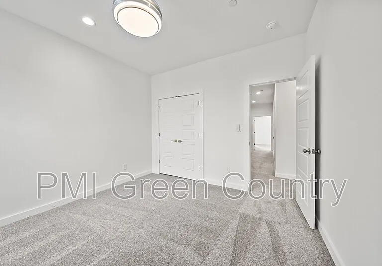 118 E Elgin St — Photo 29