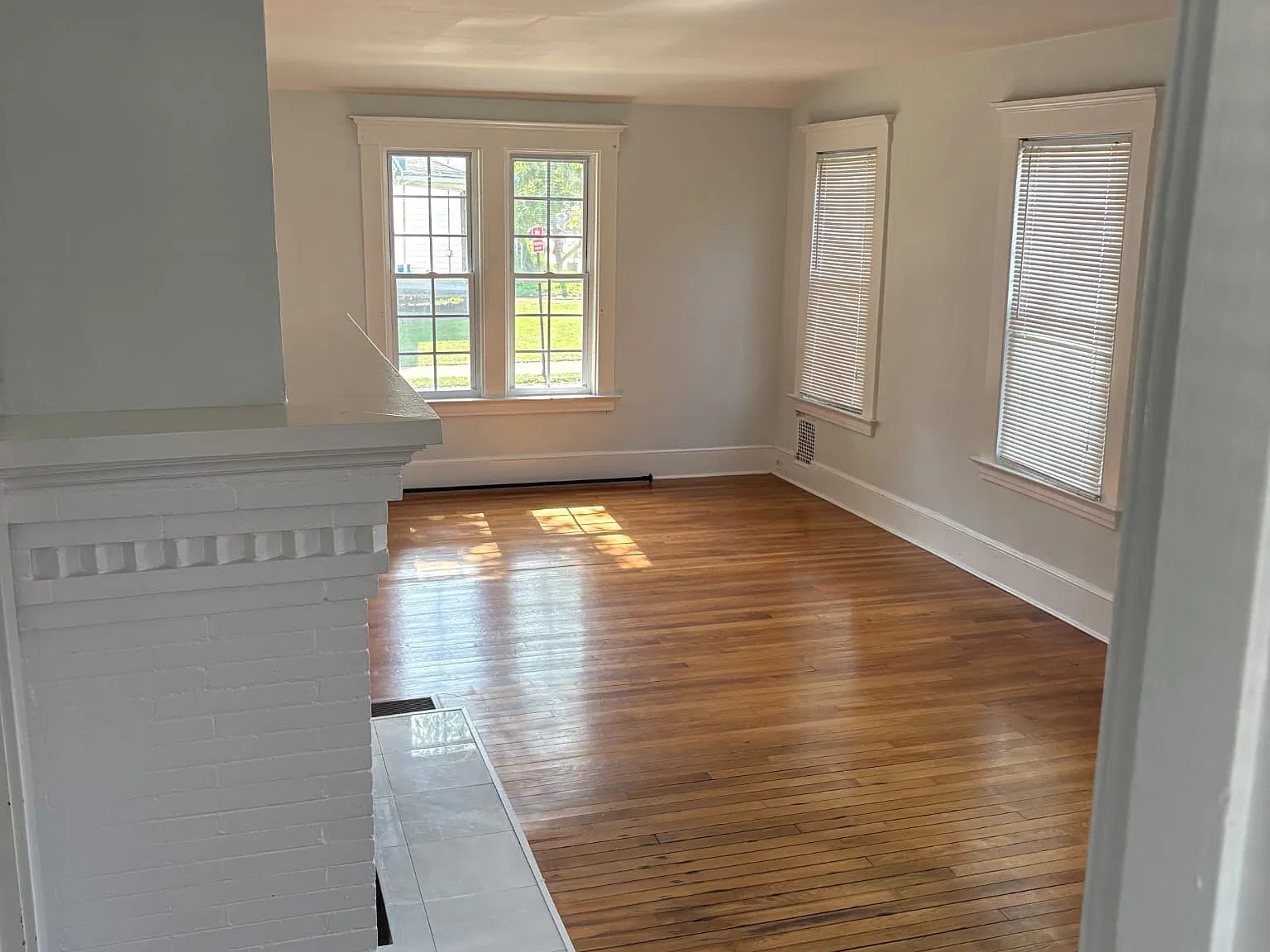 3 bed, 1.5 bath, 1355 sqft, $2,995 — Photo 2