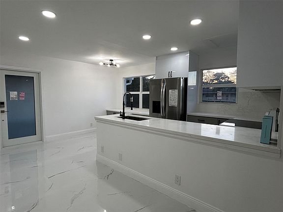 2nd image of 115 Ventnor F #115