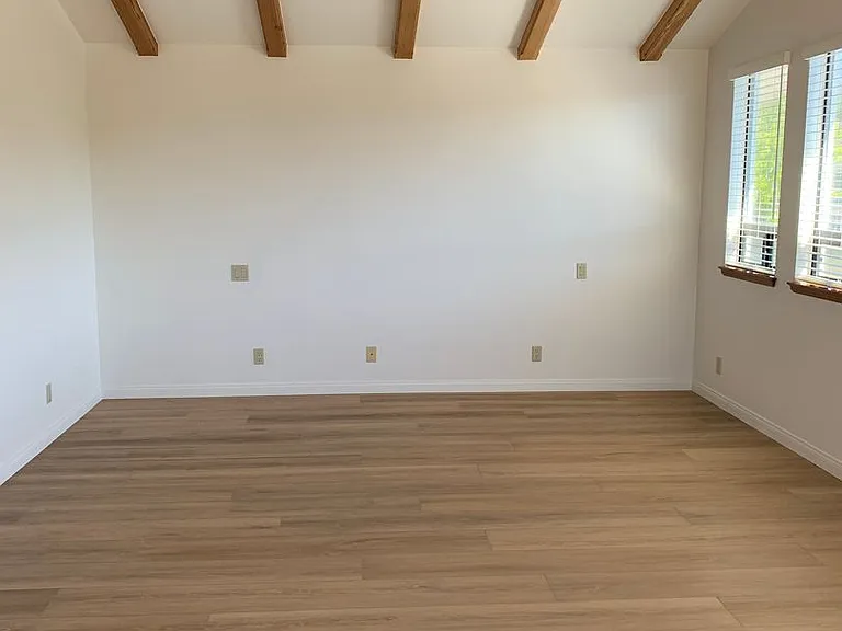 3747 Lincolnwood Dr — Photo 32