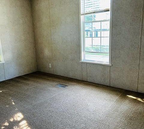 4th image of 185 Lakeshore Cir