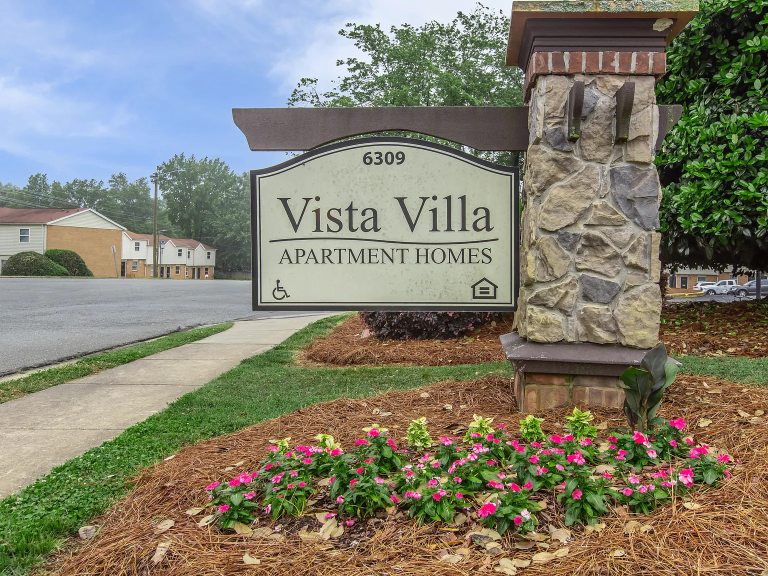 Vista Villa Apartment Homes — Photo 2
