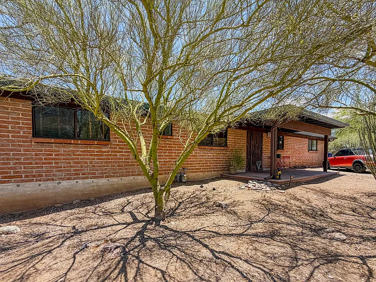 2618 N Teresa Ln — Photo 1