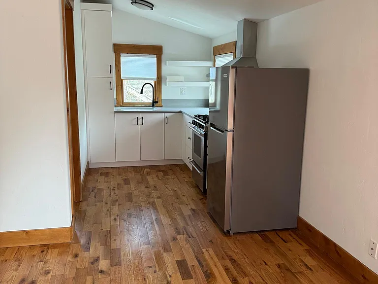 1029 W Oak St — Photo 4