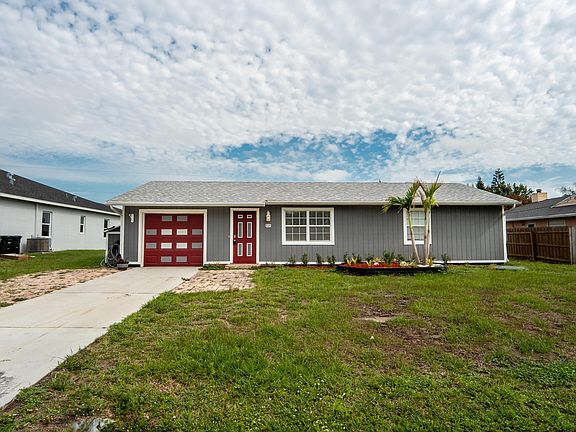 4th image of 825 SW Canary Terrace