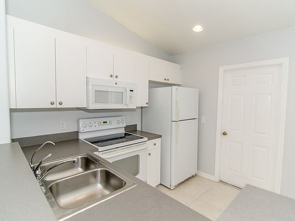 Guest House - Kitchen 