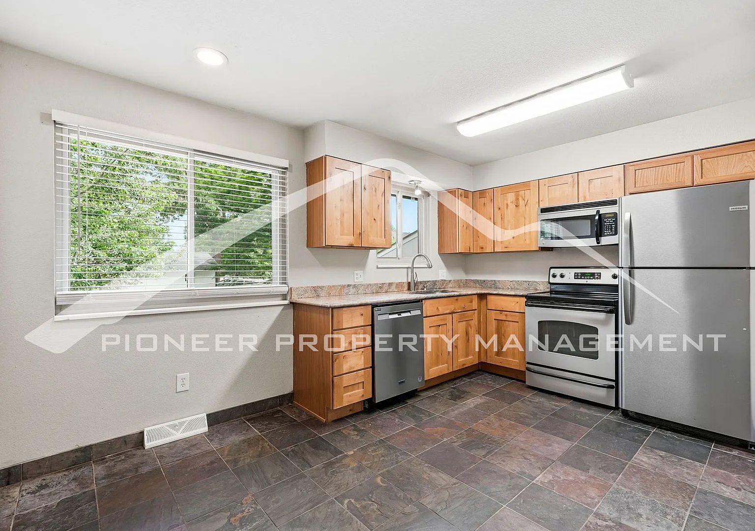 Spacious Duplex with Central AC and Total of 3 Garage Parking Spaces! — Photo 4