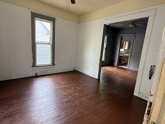 5th image of 415 E Division St