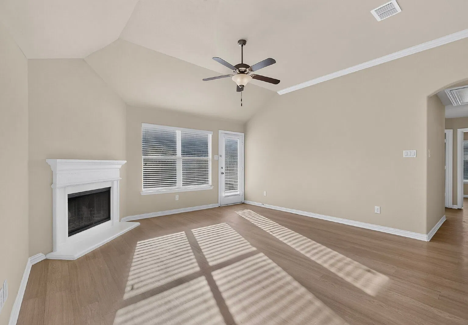 4 bed, 2.0 bath, 2080 sqft, $2,500 — Photo 4