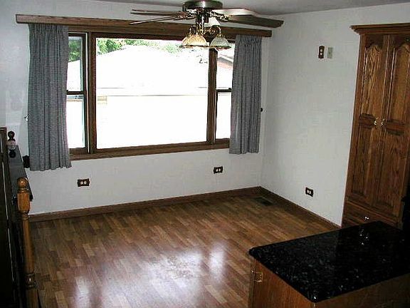 Bright DINETTE views backyard