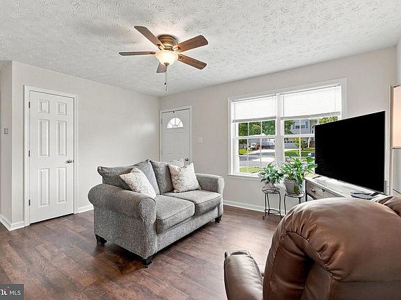 3rd image of 725 Christiansen Dr