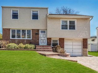 8 Pearl Dr, Plainview, NY 11803