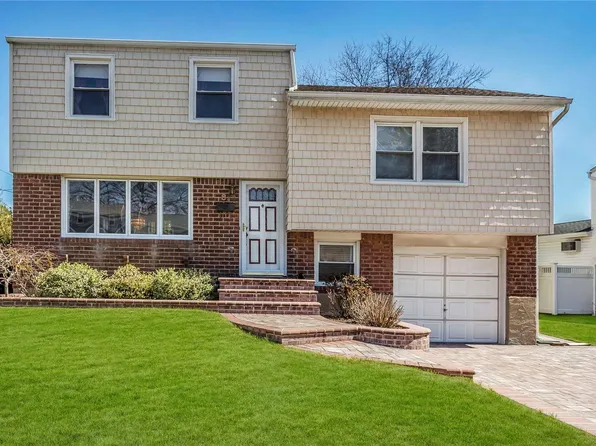 8 Pearl Drive, Plainview, NY 11803