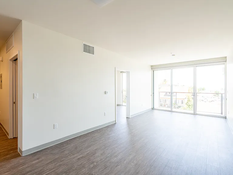 2828 Broadway — Photo 11