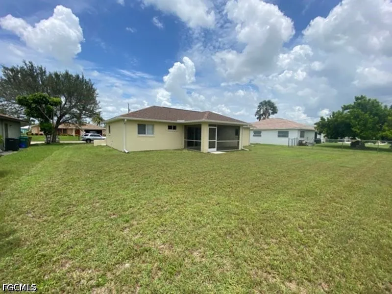 3 bed, 2.0 bath, 1212 sqft, $1,795 — Photo 2