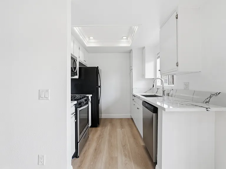 908 S Shenandoah St #104 — Photo 10