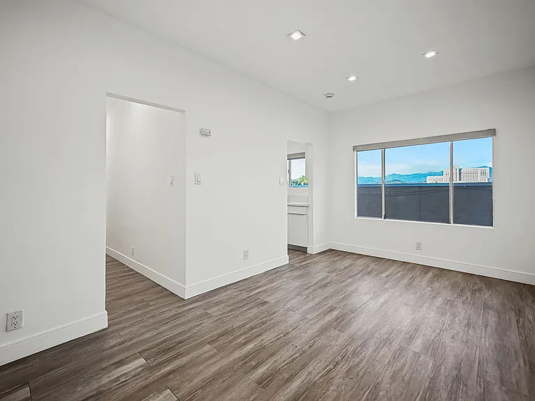 627 Brittania St — Photo 19