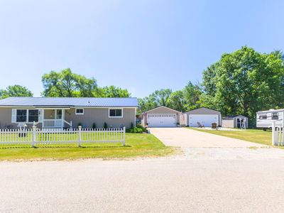 217 Cherry St, Houghton Lake, MI, 48629