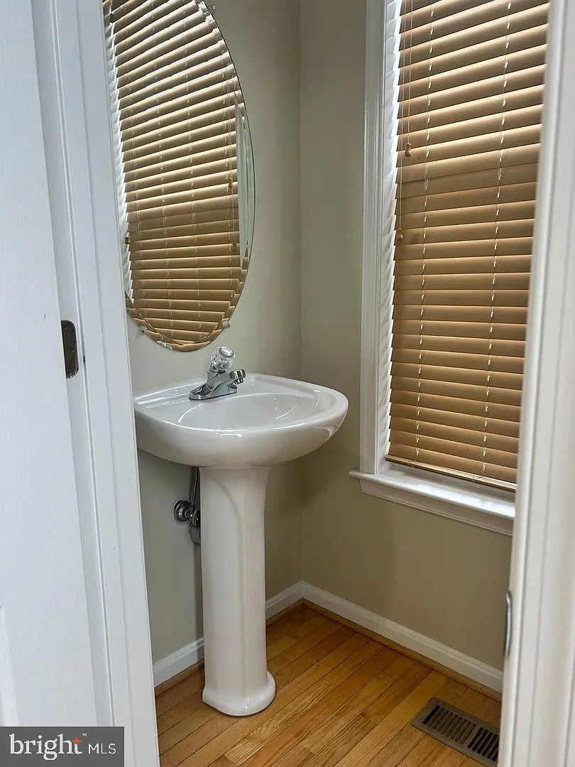 3 bed, 3.5 bath, 2460 sqft, $3,500 — Photo 4
