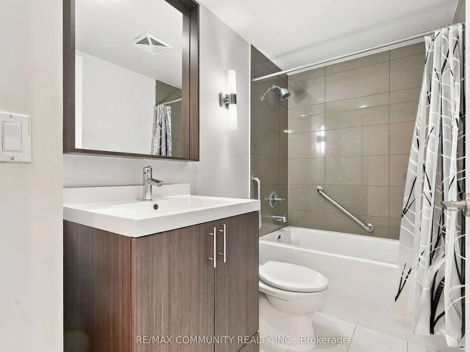 18 Graydon Hall Dr — Photo 4