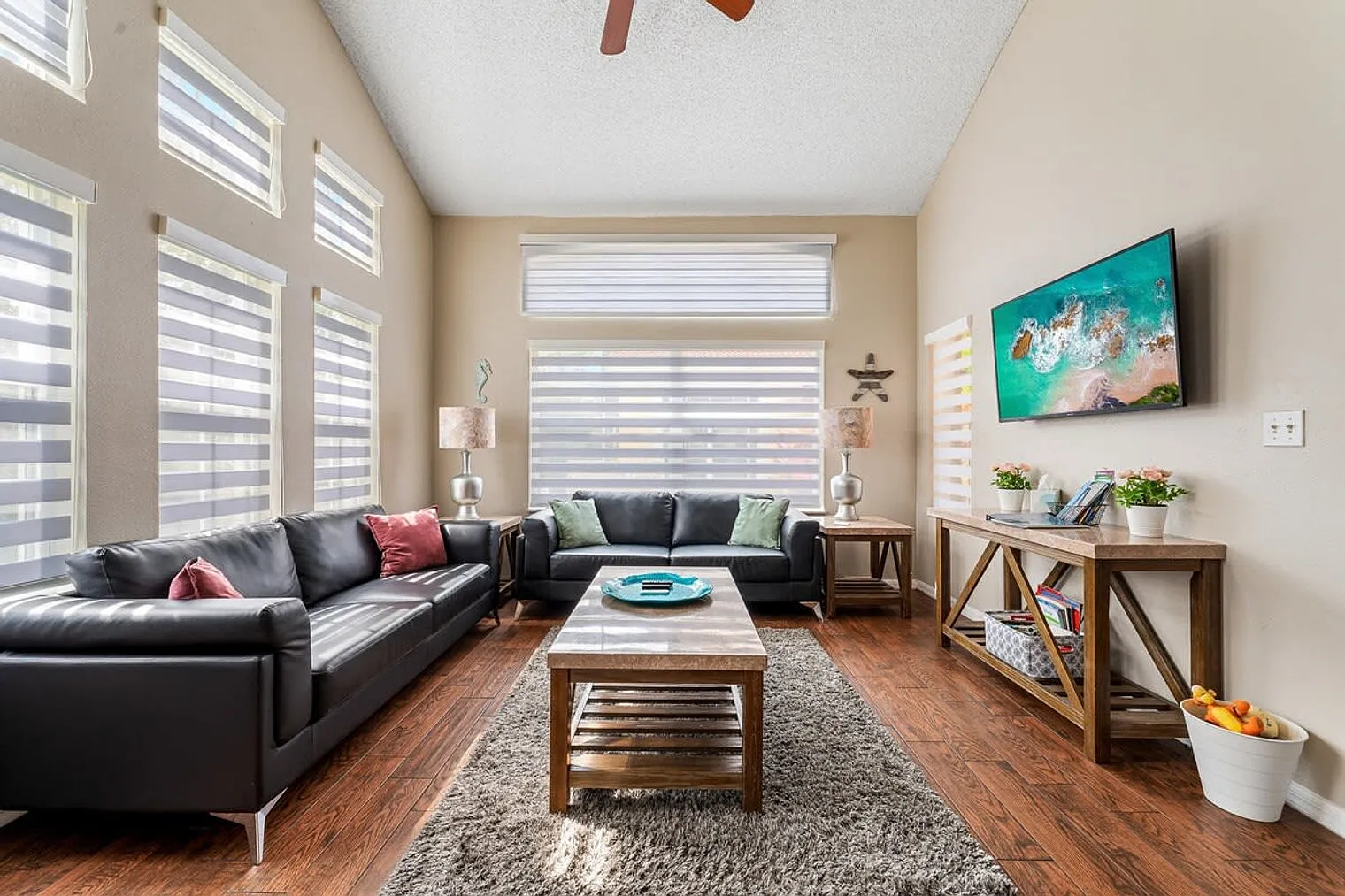 4 bed, 3.0 bath, 1636 sqft, $2,818 — Photo 1