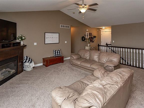 3rd image of 5210 NE Hillcrest Dr