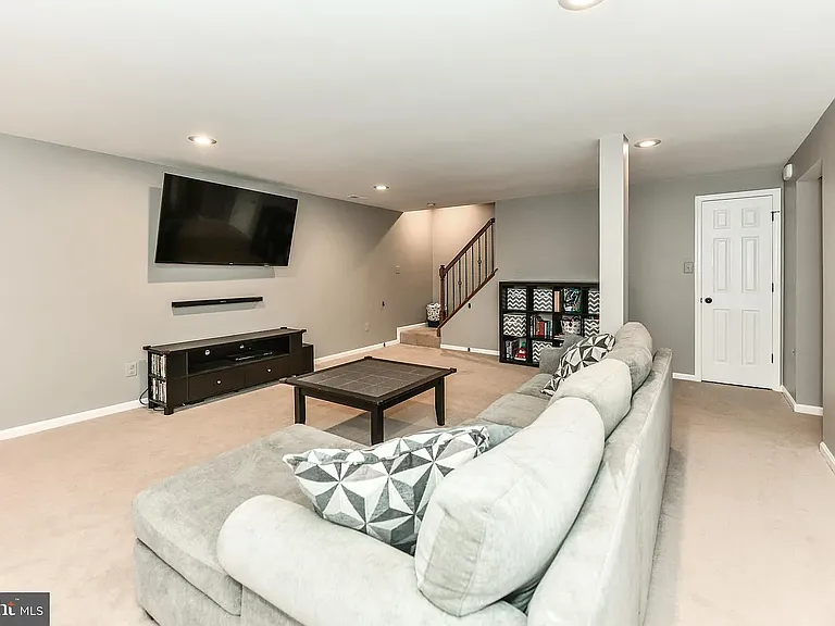 7910 Oak Hollow Ln — Photo 17