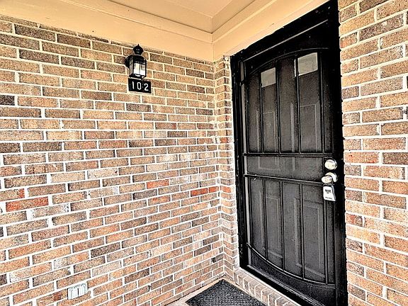 2nd image of 102 Elm Ct NE