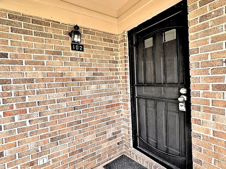 102 Elm Ct NE — Photo 2