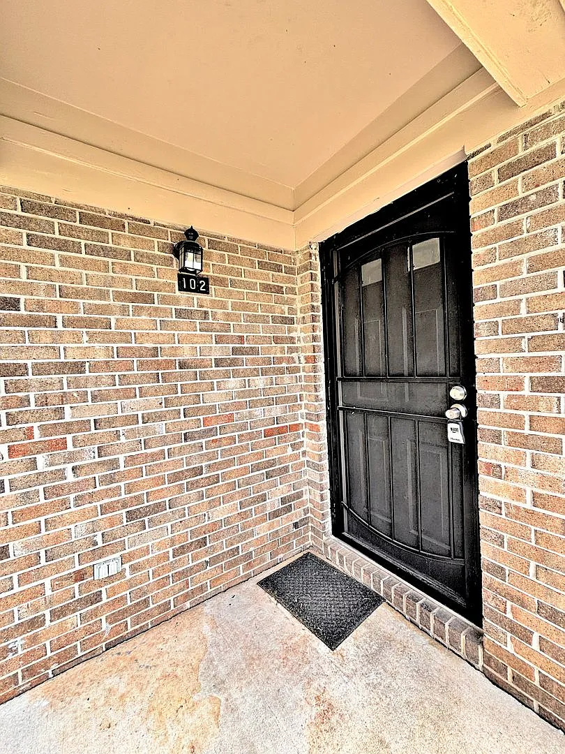 Building Photo - 102 Elm Ct NE