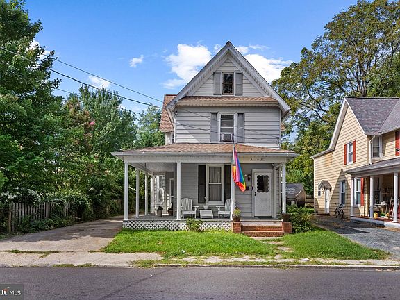 2nd image of 702 Travers St