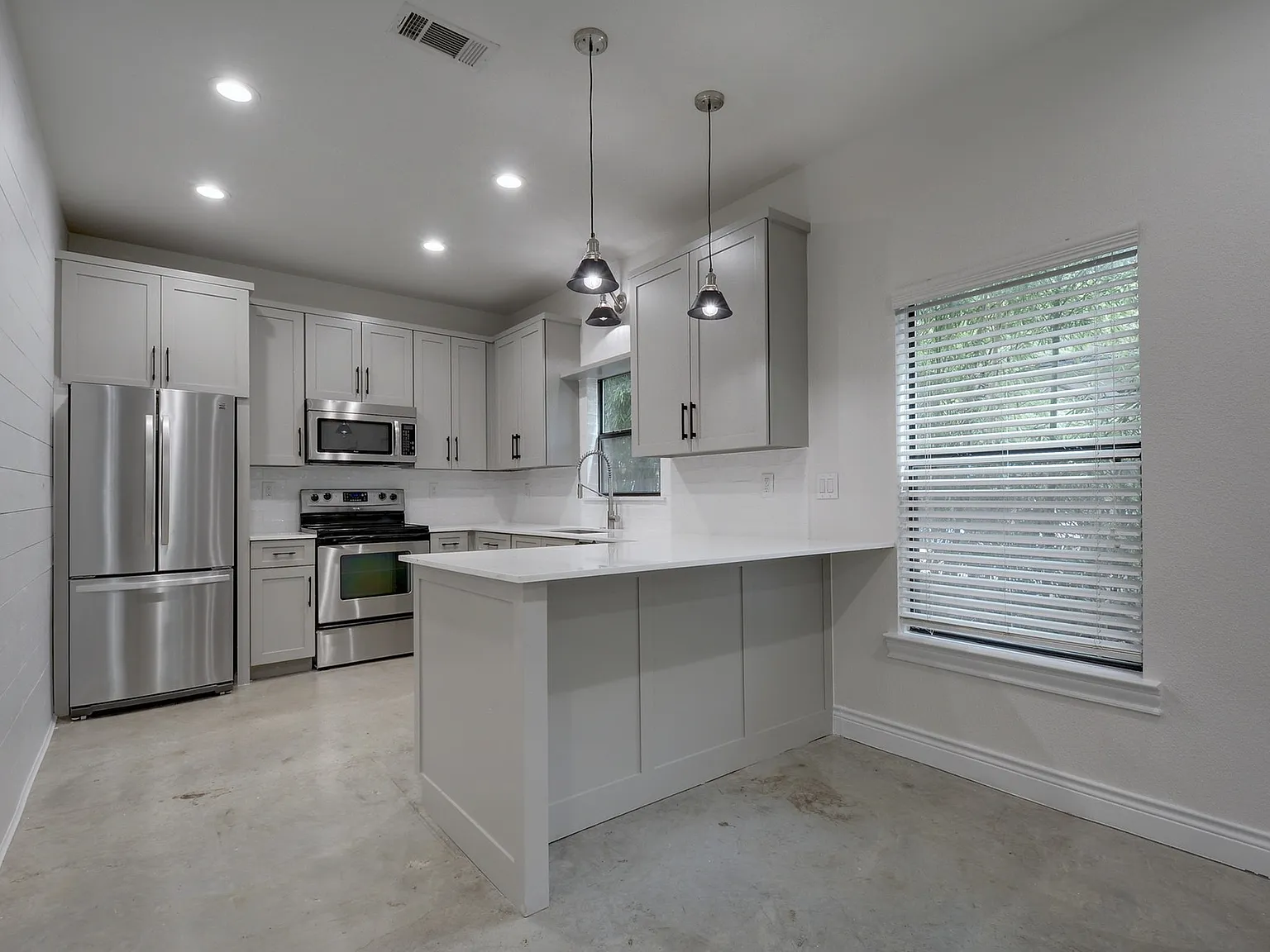 8 bed, 2428 sqft, $17,600 — Photo 4