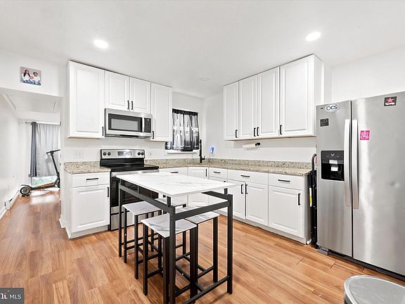 5th image of 921 Gray St