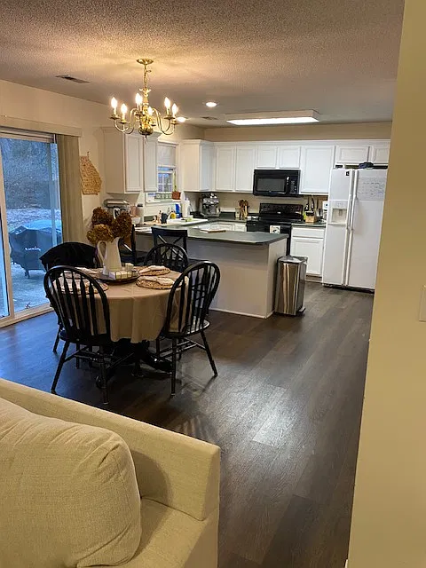 3 bed, 1400 sqft, $2,400 — Photo 2