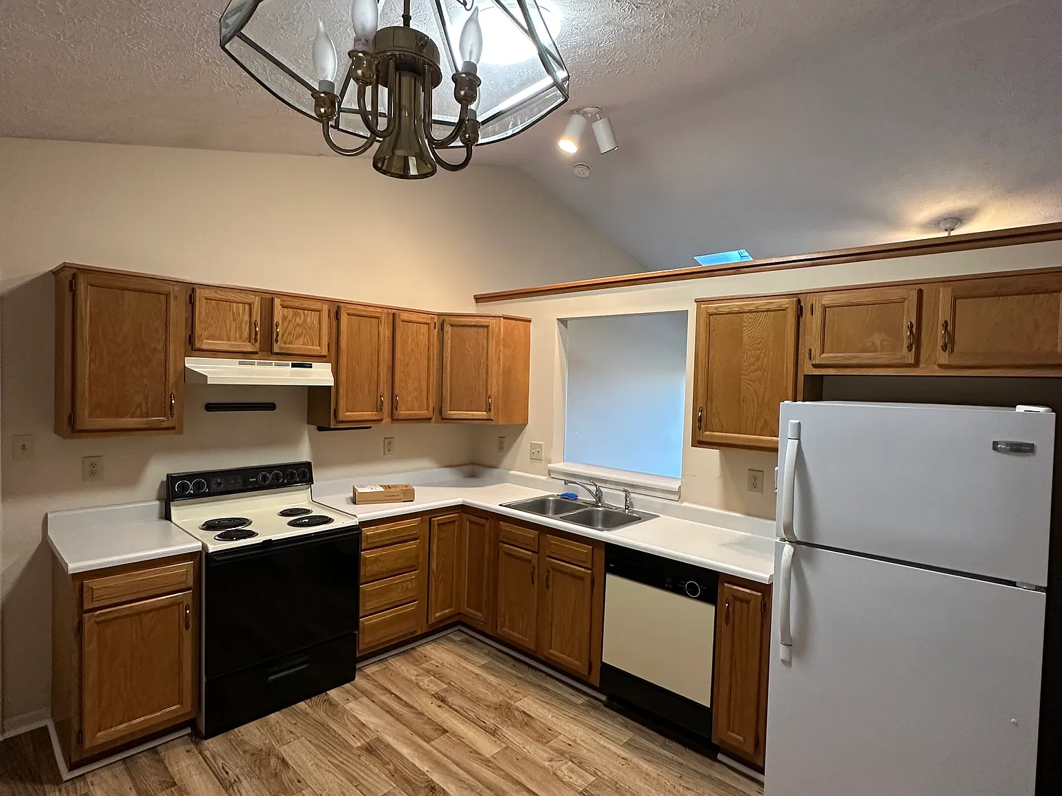 3 bed, 1216 sqft, $2,200 — Photo 2