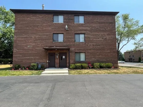 724 W 65th St APT 3, Westmont, IL 60559