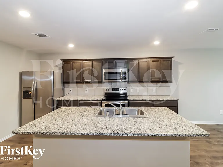 1539 Owen Way — Photo 5