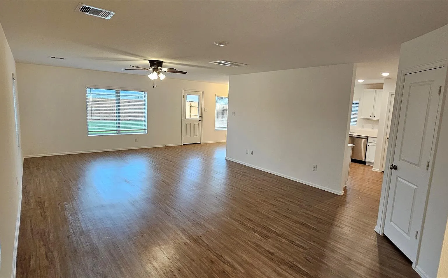 4 bed, 2.5 bath, 2293 sqft, $2,200 — Photo 4