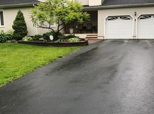 5 Sunshine Ct, Kendall Park, NJ 08824