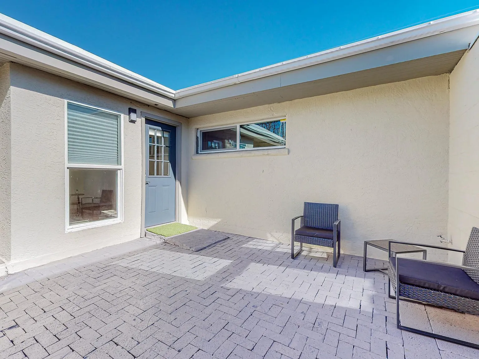 2 bed, 750 sqft, $2,200 — Photo 2