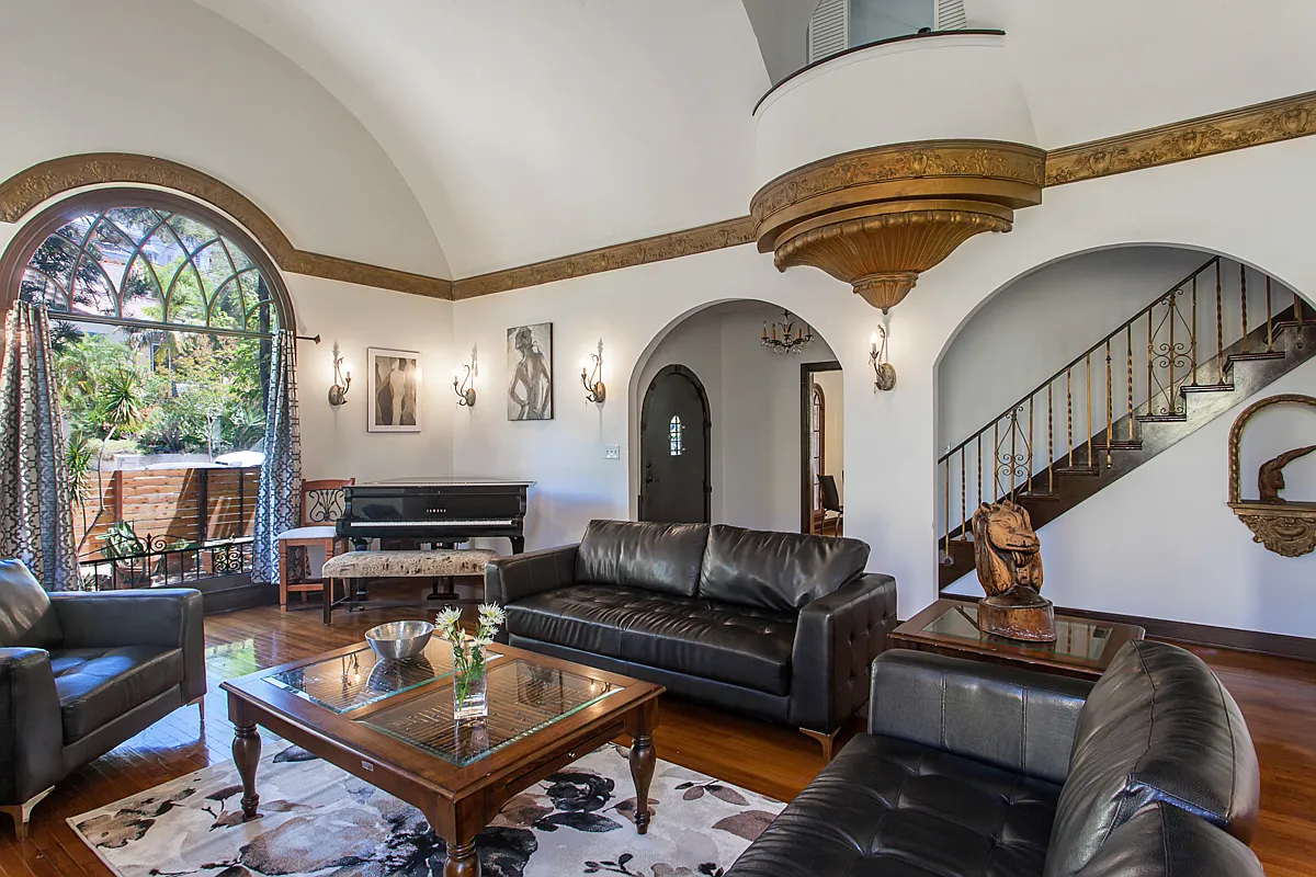 4 bed, 3.5 bath, 3936 sqft, $10,000 — Photo 1