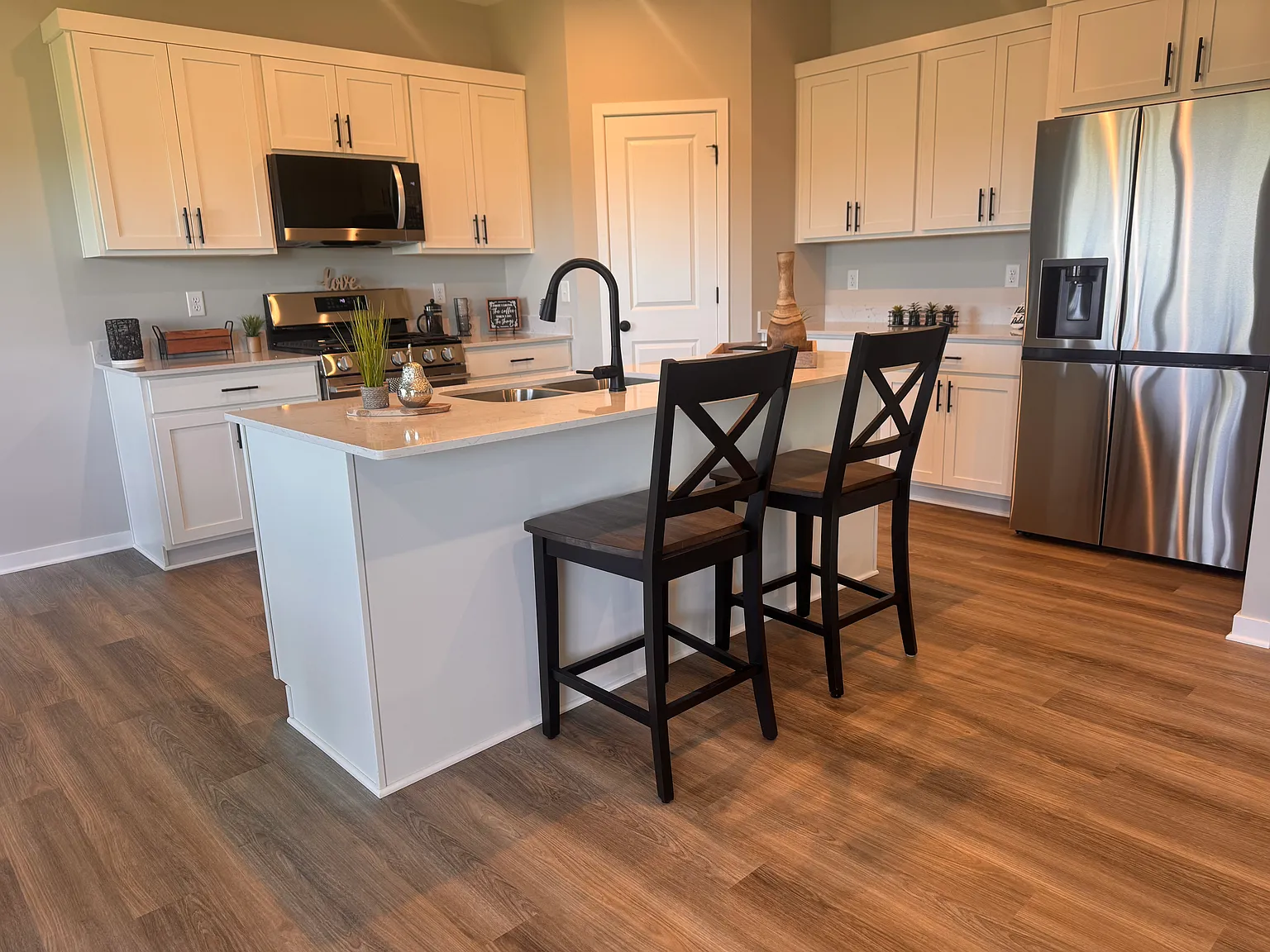 4 bed, 2003 sqft, $2,900 — Photo 2