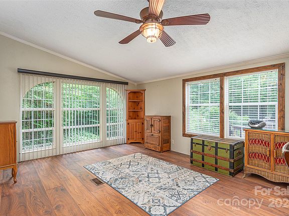 4th image of 18 Smith Dr