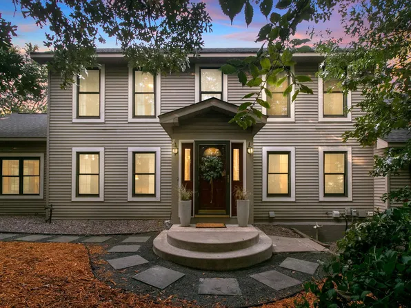 2384 Nebraska Ave E, Maplewood, MN 55119