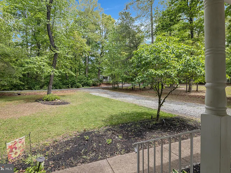 583 Norwich Dr — Photo 3