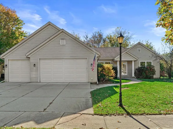 2123 Springbrook S, Waukesha, WI 53186